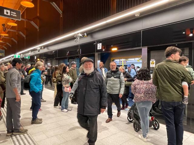 (251130) -- MELBOURNE, Nov. 30, 2025 (Xinhua) -- This photo taken with a mobile phone shows passengers at the Town Hall Station of the Metro Tunnel in Melbourne, Australia, on Nov. 30, 2025.
  Melbourne's new Metro Tunnel opened to passengers for the first time on Sunday following years of construction, marking a major expansion of the city's rail network.
  Limited services through the nine-kilometer twin tunnels and five new stations under Melbourne's central business district (CBD) began operating on Sunday morning, with some passengers queuing for hours in order to board the first trains. (Xinhua/Xu Haijing)
