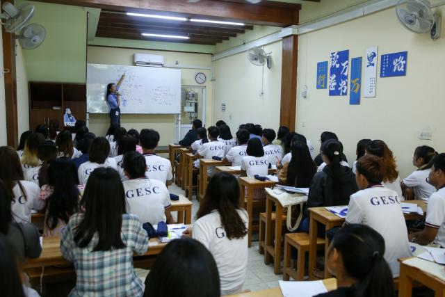 (251130) -- YANGON, Nov. 30, 2025 (Xinhua) -- Students attend a Chinese language class at the Golden Education Sharing Center (GESC) in Yangon, Myanmar, Nov. 27, 2025. TO GO WITH "Feature: Myanmar students study Chinese language for better opportunities " (Xinhua/Myo Kyaw Soe)