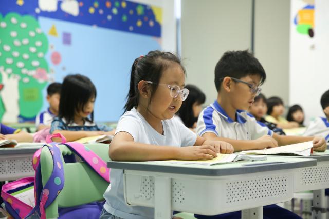(251130) -- YANGON, Nov. 30, 2025 (Xinhua) -- Students attend a Chinese language class at Bowen Chinese School in Yangon, Myanmar, Nov. 27, 2025. TO GO WITH "Feature: Myanmar students study Chinese language for better opportunities " (Xinhua/Myo Kyaw Soe)