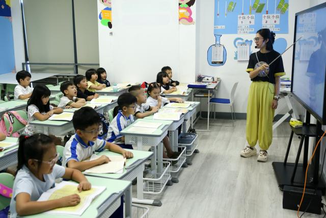 (251130) -- YANGON, Nov. 30, 2025 (Xinhua) -- Students attend a Chinese language class at Bowen Chinese School in Yangon, Myanmar, Nov. 27, 2025. TO GO WITH "Feature: Myanmar students study Chinese language for better opportunities " (Xinhua/Myo Kyaw Soe)