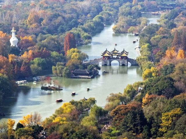 (251130) -- BEIJING, Nov. 30, 2025 (Xinhua) -- An aerial drone photo taken on Nov. 30, 2025 shows a view of the Slender West Lake scenic spot in Yangzhou, east China's Jiangsu Province. (Photo by Meng Delong/Xinhua)