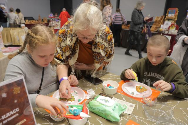 (251130) -- ST. PETERSBURG, Nov. 30, 2025 (Xinhua) -- Children experience making gingerbread cookies during the 10th "Gingerbread World" International Art Festival in St. Petersburg, Russia, Nov. 30, 2025. (Photo by Irina Motina/Xinhua)