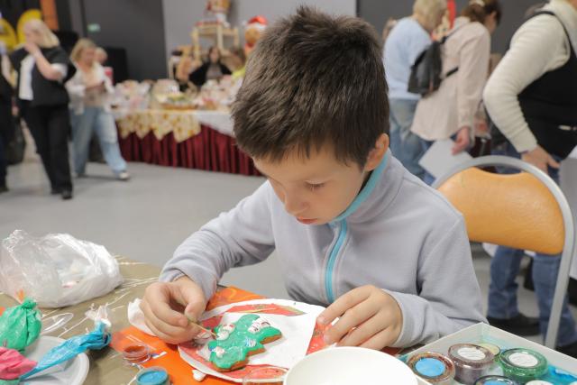 (251130) -- ST. PETERSBURG, Nov. 30, 2025 (Xinhua) -- A child experiences making gingerbread cookies during the 10th "Gingerbread World" International Art Festival in St. Petersburg, Russia, Nov. 30, 2025. (Photo by Irina Motina/Xinhua)
