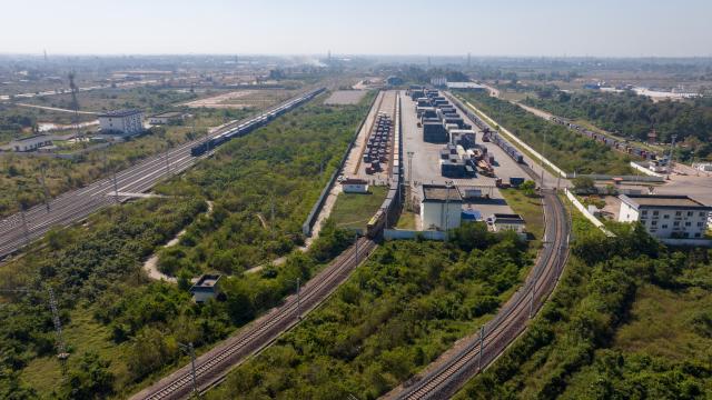 (251130) -- VIENTIANE, Nov. 30, 2025 (Xinhua) -- An aerial drone photo shows a container train carrying 1,000 tons of cassava starch bound for Zhengzhou, capital of central China's Henan Province, departing from the Vientiane South Station on the China-Laos Railway in Vientiane, capital of Laos, Nov. 29, 2025. TO GO WITH "Laos launches first cassava starch export to China by full train" (Photo by Kaikeo Saiyasane/Xinhua)