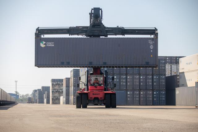 (251130) -- VIENTIANE, Nov. 30, 2025 (Xinhua) -- Workers conduct container hoisting operations at the Vientiane South Station on the China-Laos Railway in Vientiane, capital of Laos, Nov. 29, 2025. TO GO WITH "Laos launches first cassava starch export to China by full train" (Photo by Kaikeo Saiyasane/Xinhua)