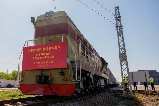 (251130) -- VIENTIANE, Nov. 30, 2025 (Xinhua) -- An aerial drone photo shows a container train carrying 1,000 tons of cassava starch bound for Zhengzhou, capital of central China's Henan Province, ready to depart from the Vientiane South Station on the China-Laos Railway in Vientiane, capital of Laos, Nov. 29, 2025. TO GO WITH "Laos launches first cassava starch export to China by full train" (Photo by Kaikeo Saiyasane/Xinhua)