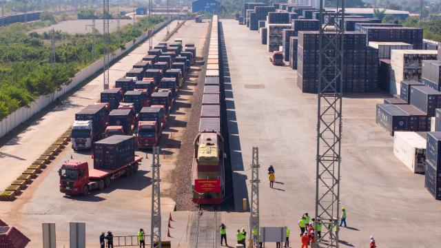 (251130) -- VIENTIANE, Nov. 30, 2025 (Xinhua) -- An aerial drone photo shows a container train carrying 1,000 tons of cassava starch bound for Zhengzhou, capital of central China's Henan Province, ready to depart from the Vientiane South Station on the China-Laos Railway in Vientiane, capital of Laos, Nov. 29, 2025. TO GO WITH "Laos launches first cassava starch export to China by full train" (Photo by Kaikeo Saiyasane/Xinhua)