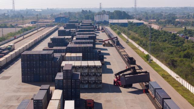 (251130) -- VIENTIANE, Nov. 30, 2025 (Xinhua) -- An aerial drone photo shows workers conducting container hoisting operations at the Vientiane South Station on the China-Laos Railway in Vientiane, capital of Laos, Nov. 29, 2025. TO GO WITH "Laos launches first cassava starch export to China by full train" (Photo by Kaikeo Saiyasane/Xinhua)