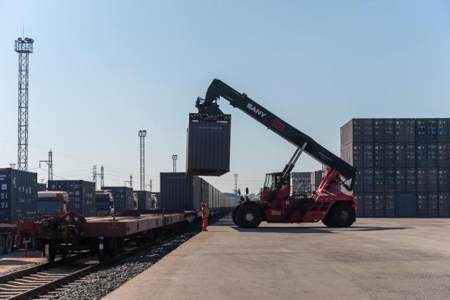 (251130) -- VIENTIANE, Nov. 30, 2025 (Xinhua) -- Workers conduct container hoisting operations at the Vientiane South Station on the China-Laos Railway in Vientiane, capital of Laos, Nov. 29, 2025. TO GO WITH "Laos launches first cassava starch export to China by full train" (Photo by Kaikeo Saiyasane/Xinhua)