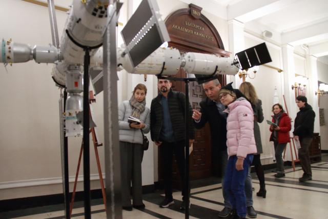 (251201) -- SOFIA, Dec. 1, 2025 (Xinhua) -- Visitors view a large-scale model of the Chinese space station as they attend a screening of "Blue Planet Outside the Window" or "SHENZHOU 13" in Sofia, Bulgaria, Nov. 30, 2025. "Blue Planet Outside the Window" or "SHENZHOU 13," China's first space documentary filmed in space, was screened here on Sunday, showcasing the wonders of aerospace technology.
  The event was co-hosted by the Chinese Embassy in Bulgaria and the Space Research and Technology Institute of the Bulgarian Academy of Sciences.
  Held at the academy's headquarters, the screening featured large-scale models of the Chinese space station and the Long March-2F carrier rocket. Guests also received a selection of China-related books. (Photo by Marian Draganov/Xinhua)