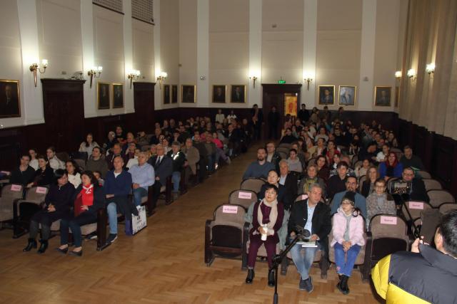 (251201) -- SOFIA, Dec. 1, 2025 (Xinhua) -- People attend a screening of "Blue Planet Outside the Window" or "SHENZHOU 13" in Sofia, Bulgaria, Nov. 30, 2025. "Blue Planet Outside the Window" or "SHENZHOU 13," China's first space documentary filmed in space, was screened here on Sunday, showcasing the wonders of aerospace technology.
  The event was co-hosted by the Chinese Embassy in Bulgaria and the Space Research and Technology Institute of the Bulgarian Academy of Sciences.
  Held at the academy's headquarters, the screening featured large-scale models of the Chinese space station and the Long March-2F carrier rocket. Guests also received a selection of China-related books. (Photo by Marian Draganov/Xinhua)
