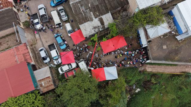 (251201) -- TEGUCIGALPA, Dec. 1, 2025 (Xinhua) -- An aerial drone photo taken on Nov. 30, 2025 shows voters waiting outside a polling station in Tegucigalpa, capital of Honduras, Nov. 30, 2025. Honduras on Sunday launched nationwide general elections to choose a new president and members of Congress. (Xinhua/Wu Hao)