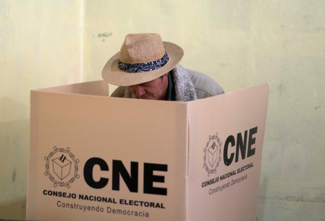 (251201) -- TEGUCIGALPA, Dec. 1, 2025 (Xinhua) -- A voter fills in his ballot at a polling station during the general elections in Tegucigalpa, capital of Honduras, Nov. 30, 2025. Honduras on Sunday launched nationwide general elections to choose a new president and members of Congress. (Photo by David de la Paz/Xinhua)