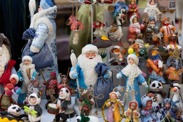 (251201) -- VLADIVOSTOK, Dec. 1, 2025 (Xinhua) -- Handicrafts are displayed at a handicrafts market in Vladivostok, Russia, Nov. 30, 2025. (Photo by Andrey Matveenko/Xinhua)