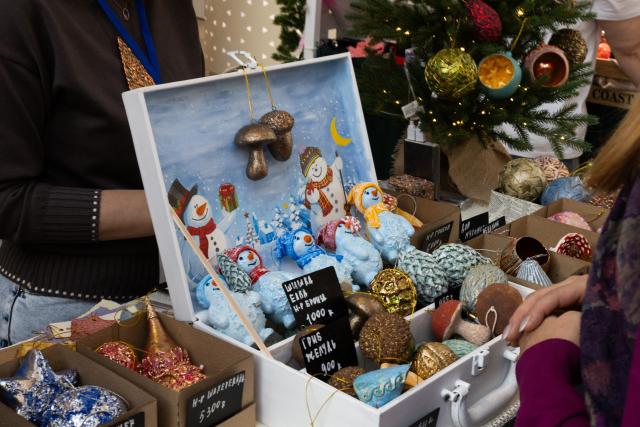 (251201) -- VLADIVOSTOK, Dec. 1, 2025 (Xinhua) -- Handicrafts are displayed at a handicrafts market in Vladivostok, Russia, Nov. 30, 2025. (Photo by Andrey Matveenko/Xinhua)
