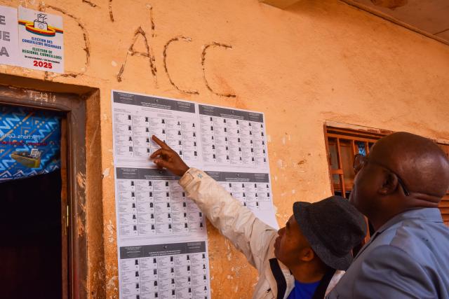 (251201) -- BANGANTE, Dec. 1, 2025 (Xinhua) -- Voters check names on the electoral roll during Cameroon's regional elections at a polling station in Bangante, Cameroon, Nov. 30, 2025. Voting for Cameroon's regional elections began early Sunday, with polling starting nationwide at 8 a.m. (0700 GMT) local time.
  Municipal councilors and traditional rulers will elect 900 regional councilors to serve five-year terms, with 90 in each of the country's 10 regions. (Xinhua/Kepseu)