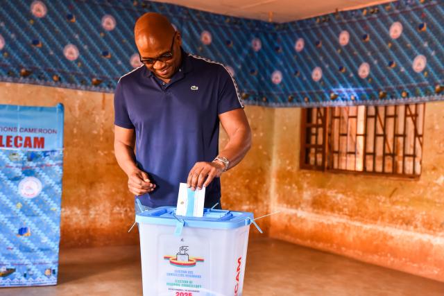 (251201) -- BANGANTE, Dec. 1, 2025 (Xinhua) -- A voter casts a ballot during Cameroon's regional elections at a polling station in Bangante, Cameroon, Nov. 30, 2025. Voting for Cameroon's regional elections began early Sunday, with polling starting nationwide at 8 a.m. (0700 GMT) local time.
  Municipal councilors and traditional rulers will elect 900 regional councilors to serve five-year terms, with 90 in each of the country's 10 regions. (Xinhua/Kepseu)