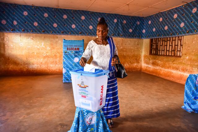 (251201) -- BANGANTE, Dec. 1, 2025 (Xinhua) -- A voter casts a ballot during Cameroon's regional elections at a polling station in Bangante, Cameroon, Nov. 30, 2025. Voting for Cameroon's regional elections began early Sunday, with polling starting nationwide at 8 a.m. (0700 GMT) local time.
  Municipal councilors and traditional rulers will elect 900 regional councilors to serve five-year terms, with 90 in each of the country's 10 regions. (Xinhua/Kepseu)