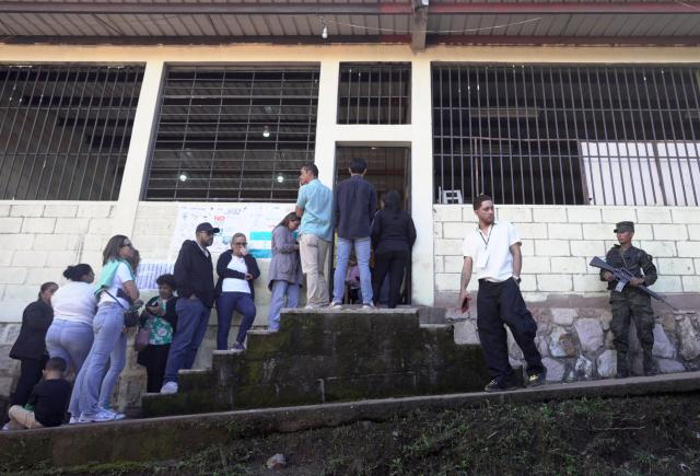 (251201) -- TEGUCIGALPA, Dec. 1, 2025 (Xinhua) -- Voters line up as they wait to cast their ballots at a polling station during the general elections in Tegucigalpa, capital of Honduras, Nov. 30, 2025. Honduras on Sunday launched nationwide general elections to choose a new president and members of Congress. (Photo by David de la Paz/Xinhua)