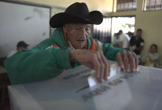 (251201) -- TEGUCIGALPA, Dec. 1, 2025 (Xinhua) -- A voter casts his ballot at a polling station during the general elections in Tegucigalpa, capital of Honduras, Nov. 30, 2025. Honduras on Sunday launched nationwide general elections to choose a new president and members of Congress. (Photo by David de la Paz/Xinhua)