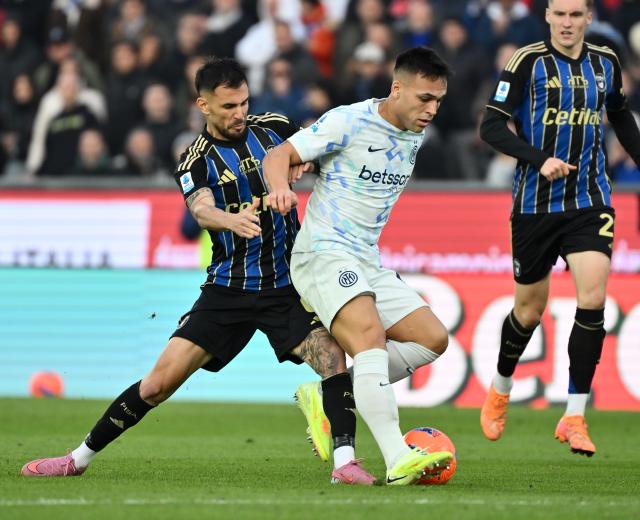 (251201) -- PISA, Dec. 1, 2025 (Xinhua) -- Inter Milan's Lautaro Martinez (C) vies with Pisa's Marius Marin during a Serie A football match between Pisa and Inter Milan in Pisa, Italy, Nov. 30, 2025. (Xinhua)