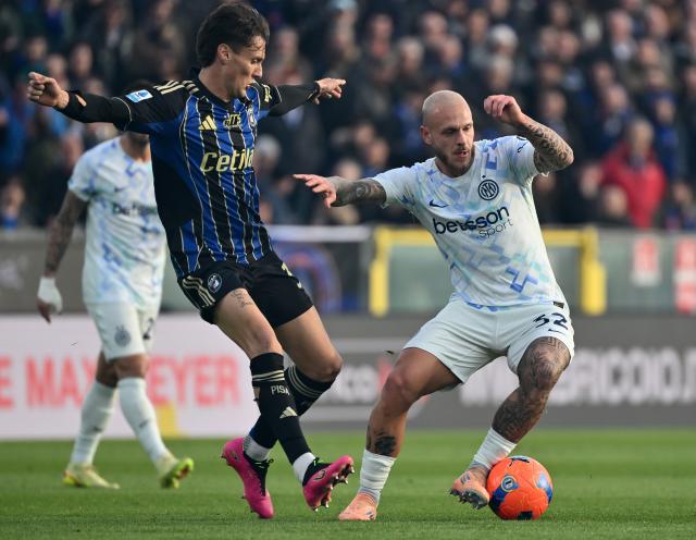 (251201) -- PISA, Dec. 1, 2025 (Xinhua) -- Inter Milan's Federico Dimarco (R) vies with Pisa's Gabriele Piccinini during a Serie A football match between Pisa and Inter Milan in Pisa, Italy, Nov. 30, 2025. (Xinhua)