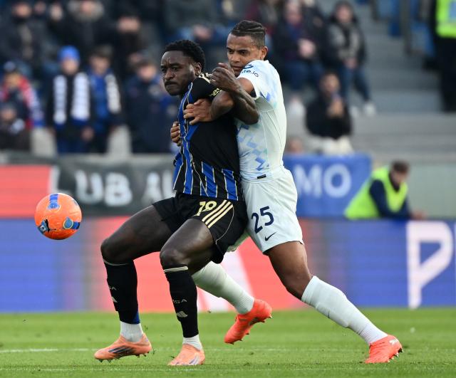 (251201) -- PISA, Dec. 1, 2025 (Xinhua) -- Inter Milan's Manuel Akanji (R) vies with Pisa's M'Bala Nzola during a Serie A football match between Pisa and Inter Milan in Pisa, Italy, Nov. 30, 2025. (Xinhua)