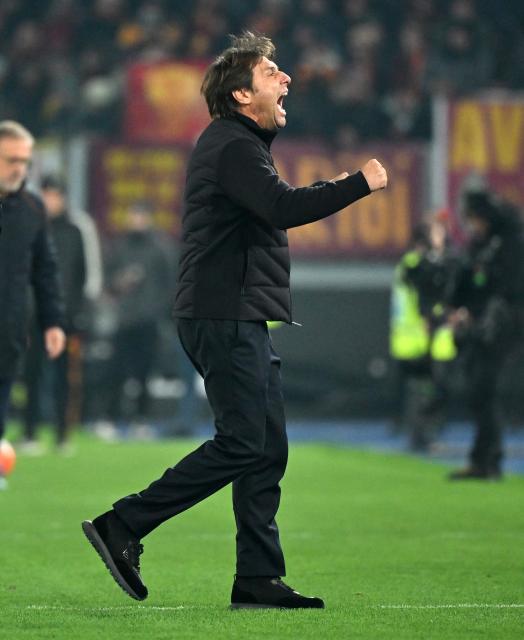 (251201) -- ROME, Dec. 1, 2025 (Xinhua) -- Napoli's head coach Antonio Conte celebrates winning during a Serie A soccer match between Roma and Napoli in Rome, Italy, Nov. 30, 2025. (Photo by Alberto Lingria/Xinhua)