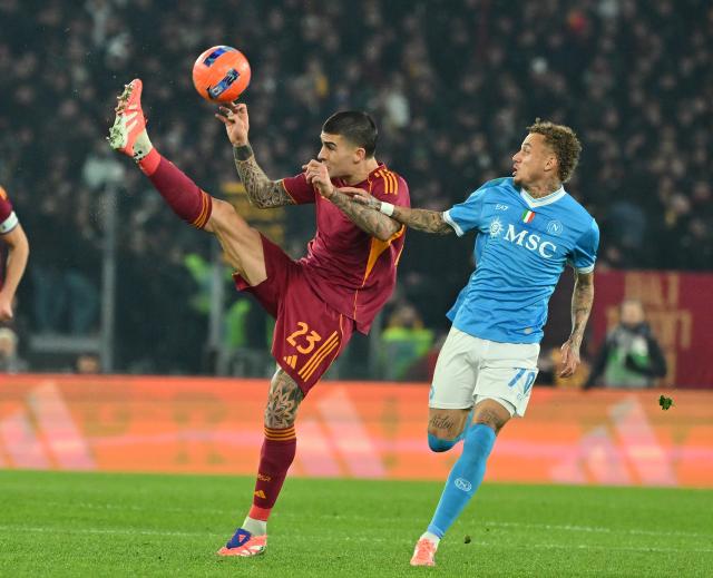 (251201) -- ROME, Dec. 1, 2025 (Xinhua) -- Napoli's Noa Lang (R) vies with Roma's Gianluca Mancini during a Serie A soccer match between Roma and Napoli in Rome, Italy, Nov. 30, 2025. (Photo by Alberto Lingria/Xinhua)