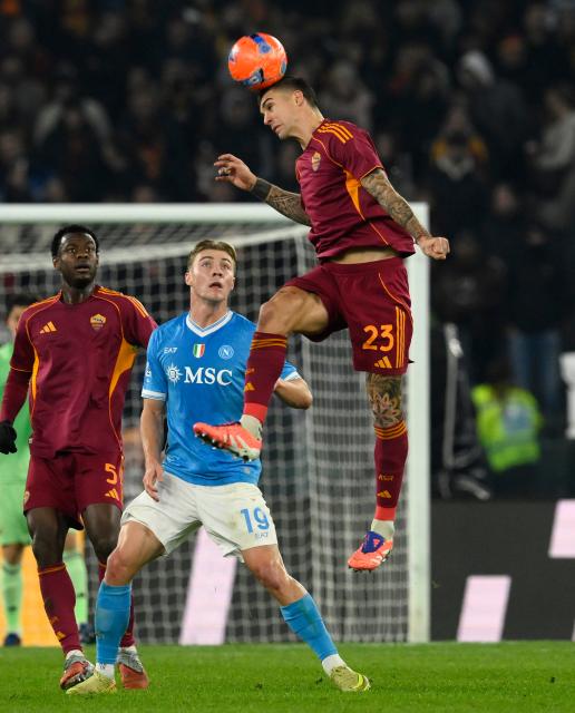 (251201) -- ROME, Dec. 1, 2025 (Xinhua) -- Napoli's Rasmus Hojlund (C) vies with Roma's Gianluca Mancini during a Serie A soccer match between Roma and Napoli in Rome, Italy, Nov. 30, 2025. (Photo by Alberto Lingria/Xinhua)