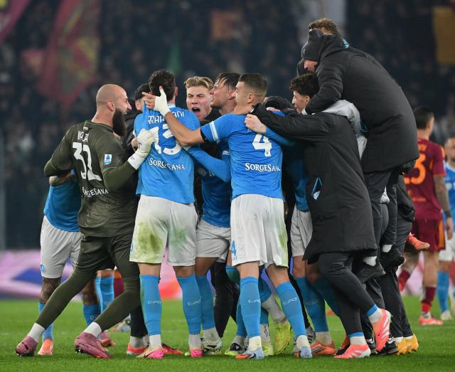 (251201) -- ROME, Dec. 1, 2025 (Xinhua) -- Napoli's players celebrate winning during a Serie A soccer match between Roma and Napoli in Rome, Italy, Nov. 30, 2025. (Photo by Alberto Lingria/Xinhua)