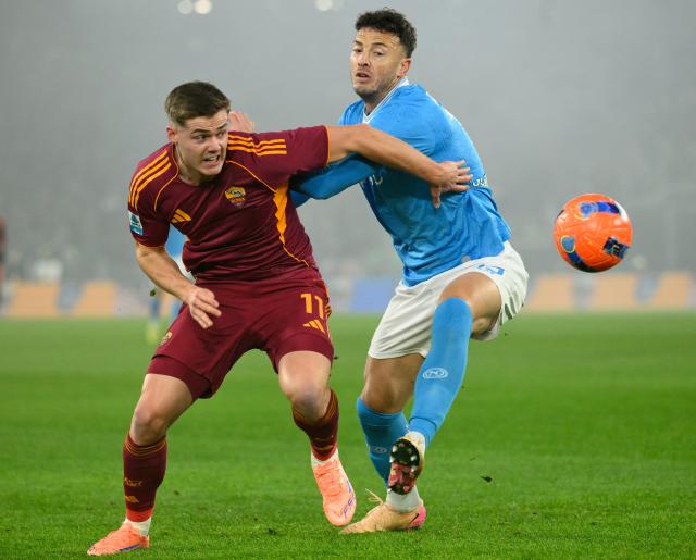 (251201) -- ROME, Dec. 1, 2025 (Xinhua) -- Napoli's Amir Rrahmani (R) vies with Roma's Evan Ferguson (L) during a Serie A soccer match between Roma and Napoli in Rome, Italy, Nov. 30, 2025. (Photo by Alberto Lingria/Xinhua)