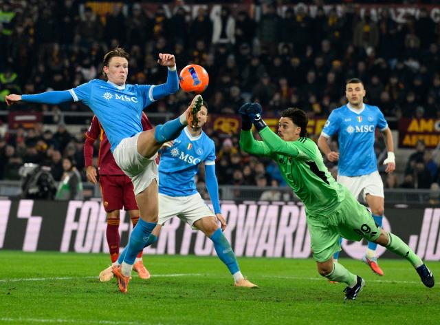 (251201) -- ROME, Dec. 1, 2025 (Xinhua) -- Roma's goalkeeper Mile Svilar (front R) makes a save during a Serie A soccer match between Roma and Napoli in Rome, Italy, Nov. 30, 2025. (Photo by Alberto Lingria/Xinhua)