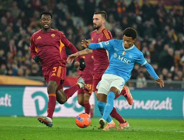 (251201) -- ROME, Dec. 1, 2025 (Xinhua) -- Napoli's David Neres (R) scores during a Serie A soccer match between Roma and Napoli in Rome, Italy, Nov. 30, 2025. (Photo by Alberto Lingria/Xinhua)