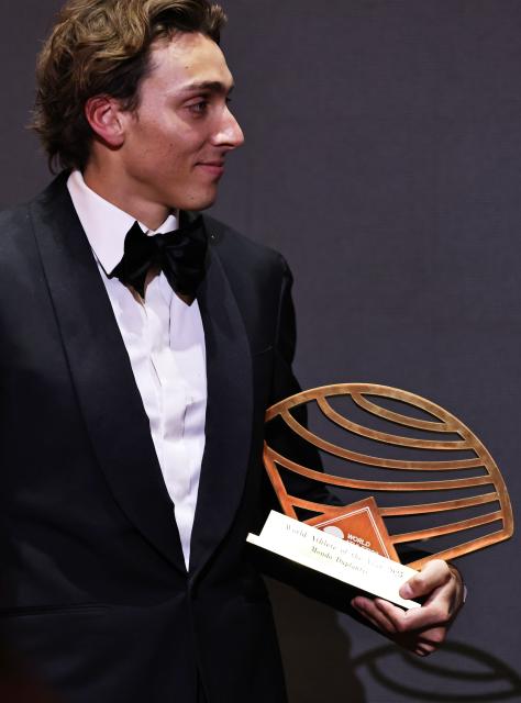 (251201) -- MONTE CARLO, Dec. 1, 2025 (Xinhua) -- Sweden's world pole vault champion Armand Duplantis receives the Men's World athlete of the year award during the World Athletics Awards 2025 in Monte Carlo, Monaco, Nov. 30, 2025. (Xinhua/Gao Jing)