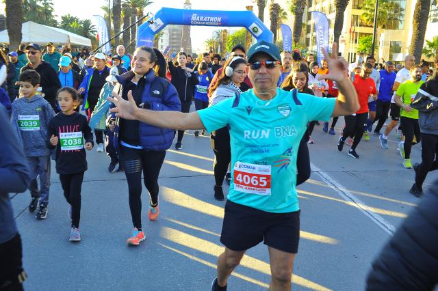 (251201) -- TUNIS, Dec. 1, 2025 (Xinhua) -- Runners start the race during the 38th Marathon of Tunis-Carthage in Tunis, Tunisa, Nov.30, 2025. Thousands of runners gathered in downtown of Tunis to participate in the race on Sunday. (Photo by Adel Ezzine/Xinhua)