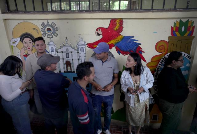 (251201) -- TEGUCIGALPA, Dec. 1, 2025 (Xinhua) -- Voters line up as they wait to cast their ballots at a polling station during the general elections in Tegucigalpa, capital of Honduras, Nov. 30, 2025. Honduras on Sunday launched nationwide general elections to choose a new president and members of Congress. (Photo by David de la Paz/Xinhua)