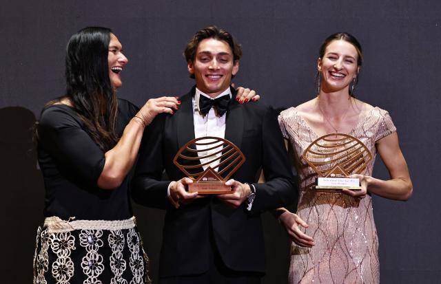 (251201) -- MONTE CARLO, Dec. 1, 2025 (Xinhua) -- Sweden's world pole vault champion Mondo Duplantis (C) and Australia's world high jump champion Nicola Olyslagers (R) receive their Men's and Women's field athlete of the year awards during the World Athletics Awards 2025 in Monte Carlo, Monaco, Nov. 30, 2025. (Xinhua/Gao Jing)