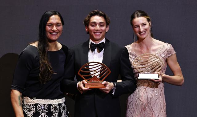 (251201) -- MONTE CARLO, Dec. 1, 2025 (Xinhua) -- Sweden's world pole vault champion Mondo Duplantis (C) and Australia's world high jump champion Nicola Olyslagers (R) pose with their Men's and Women's field athlete of the year awards during the World Athletics Awards 2025 in Monte Carlo, Monaco, Nov. 30, 2025. (Xinhua/Gao Jing)