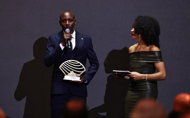 (251201) -- MONTE CARLO, Dec. 1, 2025 (Xinhua) -- Kenya's London Marathon and Berlin Marathon champion Sabastian Sawe (L) speaks after receiving the Men's out of stadium athlete of the year award during the World Athletics Awards 2025 in Monte Carlo, Monaco, Nov. 30, 2025. (Xinhua/Gao Jing)