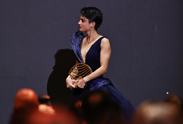 (251201) -- MONTE CARLO, Dec. 1, 2025 (Xinhua) -- Spain's world 20km and 35km race walk champion Maria Perez receives the Women's out of stadium athlete of the year award during the World Athletics Awards 2025 in Monte Carlo, Monaco, Nov. 30, 2025. (Xinhua/Gao Jing)