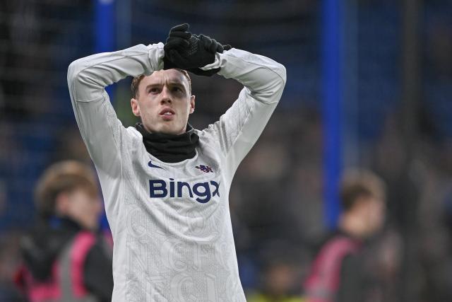 (251201) -- LONDON, Dec. 1, 2025 (Xinhua) -- Cole Palmer of Chelsea warms up prior to the English Premier League match between Arsenal FC and Chelsea FC in London, Britain, on Nov. 30, 2025.
FOR EDITORIAL USE ONLY. NOT FOR SALE FOR MARKETING OR ADVERTISING CAMPAIGNS. NO USE WITH UNAUTHORIZED AUDIO, VIDEO, DATA, FIXTURE LISTS, CLUB/LEAGUE LOGOS OR "LIVE" SERVICES. ONLINE IN-MATCH USE LIMITED TO 45 IMAGES, NO VIDEO EMULATION. NO USE IN BETTING, GAMES OR SINGLE CLUB/LEAGUE/PLAYER PUBLICATIONS. (Xinhua)