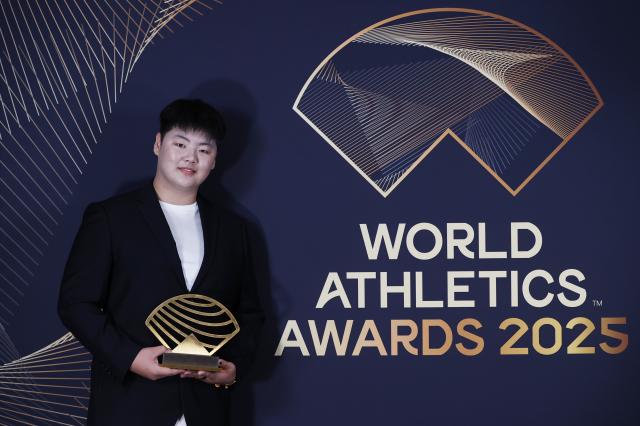 (251201) -- MONTE CARLO, Dec. 1, 2025 (Xinhua) -- China's hammer throw athlete Zhang Jiale pose with her Women's rising star award during the World Athletics Awards 2025 in Monte Carlo, Monaco, Nov. 30, 2025. (Xinhua/Gao Jing)
