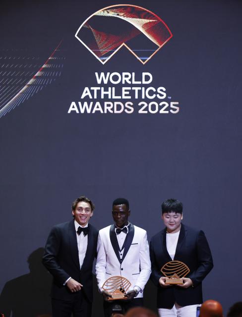 (251201) -- MONTE CARLO, Dec. 1, 2025 (Xinhua) -- Kenya's long distance and steeplechase athlete Edmund Serem (C) and China's hammer throw athlete Zhang Jiale (R) pose with their Men's and Women's rising star awards with Sweden's pole vault star Mondo Duplantis during the World Athletics Awards 2025 in Monte Carlo, Monaco, Nov. 30, 2025. (Xinhua/Gao Jing)