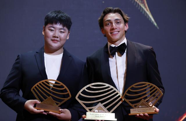 (251201) -- MONTE CARLO, Dec. 1, 2025 (Xinhua) -- Women's rising star award winner China's hammer throw athlete Zhang Jiale (L) poses with Sweden's pole vault star Mondo Duplantis during the World Athletics Awards 2025 in Monte Carlo, Monaco, Nov. 30, 2025. (Xinhua/Gao Jing)