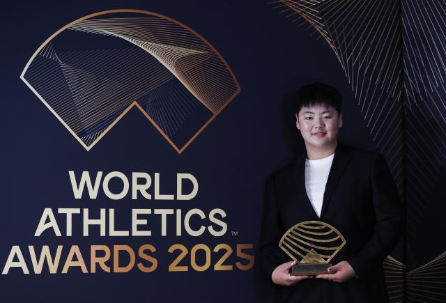 (251201) -- MONTE CARLO, Dec. 1, 2025 (Xinhua) -- China's hammer throw athlete Zhang Jiale pose with her Women's rising star award during the World Athletics Awards 2025 in Monte Carlo, Monaco, Nov. 30, 2025. (Xinhua/Gao Jing)
