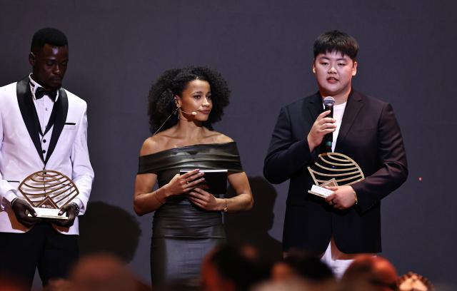 (251201) -- MONTE CARLO, Dec. 1, 2025 (Xinhua) -- China's hammer throw athlete Zhang Jiale (R) speaks on stage after receiving the Women's rising star award during the World Athletics Awards 2025 in Monte Carlo, Monaco, Nov. 30, 2025. (Xinhua/Gao Jing)