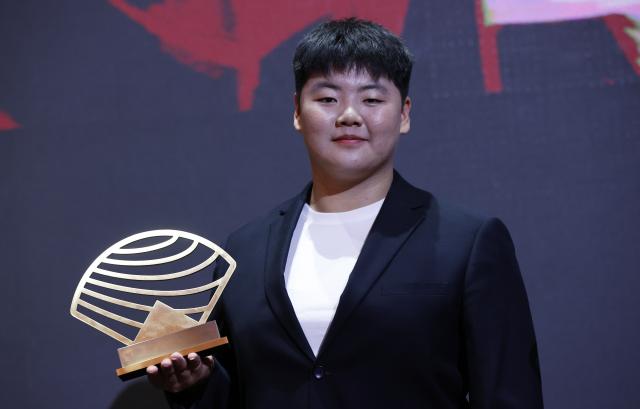(251201) -- MONTE CARLO, Dec. 1, 2025 (Xinhua) -- China's hammer throw athlete Zhang Jiale pose with her Women's rising star award during the World Athletics Awards 2025 in Monte Carlo, Monaco, Nov. 30, 2025. (Xinhua/Gao Jing)