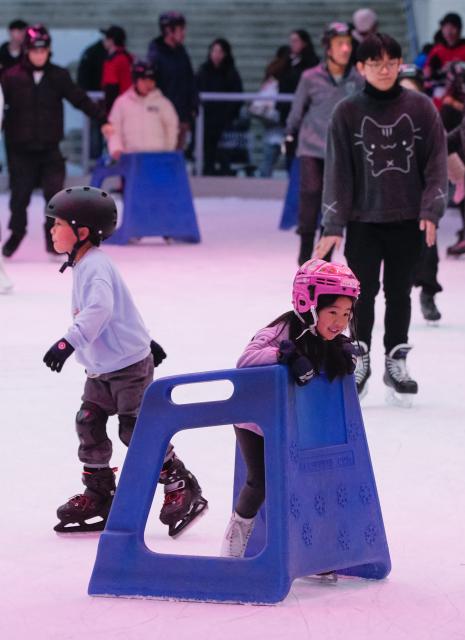 (251201) -- VANCOUVER, Dec. 1, 2025 (Xinhua) -- People enjoy ice skating at the Robson Square Ice Rink in Vancouver, British Columbia, Canada, Nov. 30, 2025. (Photo by Liang Sen/Xinhua)