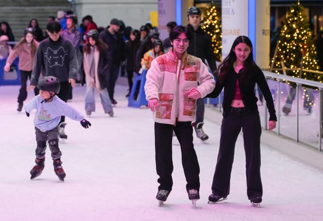 (251201) -- VANCOUVER, Dec. 1, 2025 (Xinhua) -- People enjoy ice skating at the Robson Square Ice Rink in Vancouver, British Columbia, Canada, Nov. 30, 2025. (Photo by Liang Sen/Xinhua)